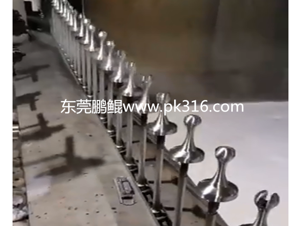 3枪8轴仿喷工机器人喷涂线
