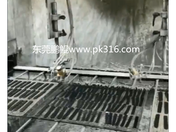 如何解决喷油时出现漆膜发白的问题?---<i style='color:red'>手表带扣自动喷涂设备</i>