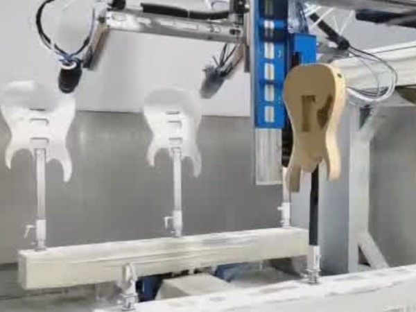 哪家<i style='color:red'>粉末喷涂设备</i>适合吉他生产？鹏鲲如何用“8轴科技”重塑乐器涂装美学