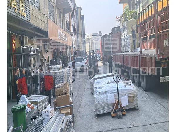 降本增效新动力：鹏鲲化妆笔杆刷自动喷涂线落户浙江化妆品生产基地