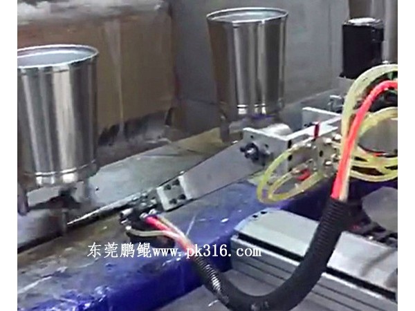 借助<i style='color:red'>铁桶自动喷漆机</i>帮你更快完成订单，提高良品率!